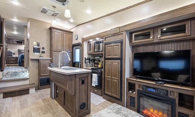 Florida Gardens House | NEW Modern Spacious RV Camper - 7 miles from beach
