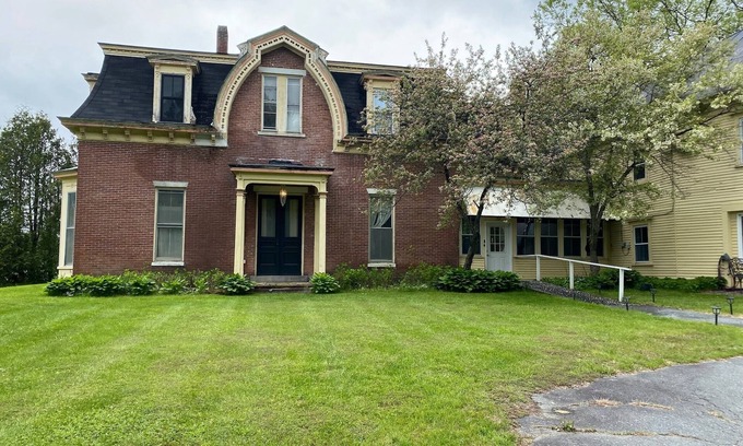 St. Johnsbury House | New Moon Inn at White Birch Farm