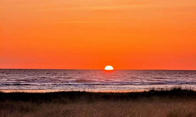 Grayland House | NEW - OCEANFRONT HOME - Views! Path to Beach! Dog Friendly! GREAT Outdoor Spaces