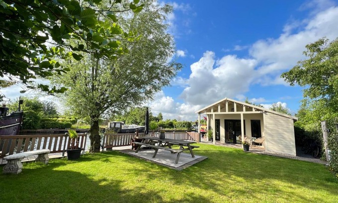 Baambrugse Zuwe House | NEW - Private Cabin - on a lake near Amsterdam