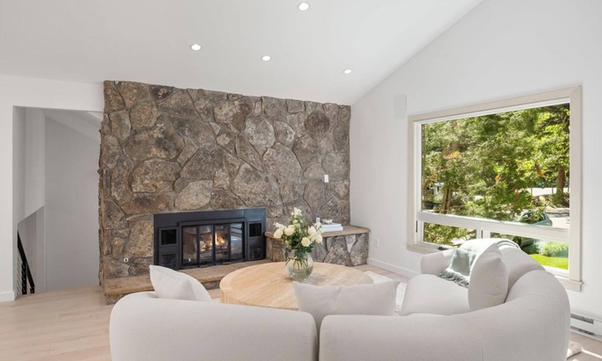 Aspen House | New Renovated 5BR Home Central Location with Large Yard