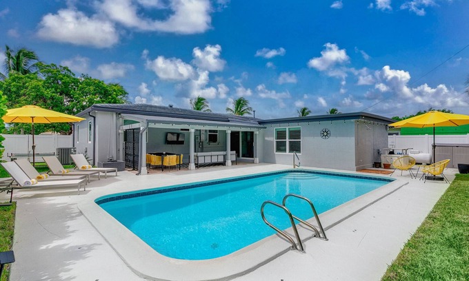 Southside House | New! Resort-style home & heated pool Newly renovated-Great location in SoSo WPB!
