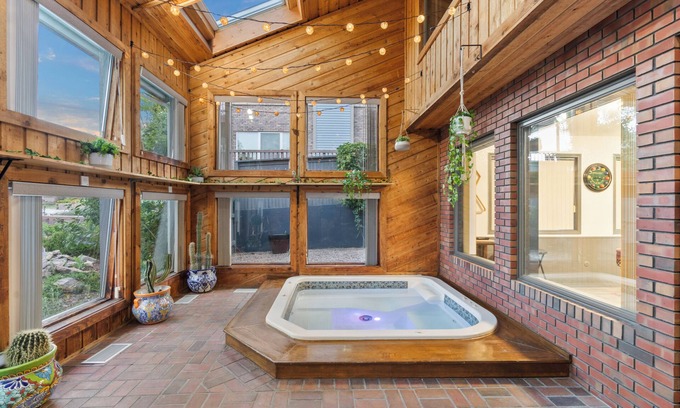 Scenic Heights House | NEW! SPA/HotTub - GameRoom - 3xBars - 4xFireplaces