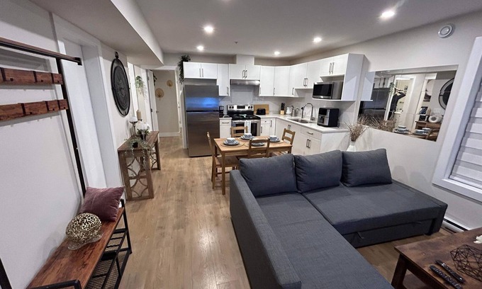 Maple Ridge House | New, Spacious 2 Bedrooms Suite in Downtown Maple Ridge with free parking !
