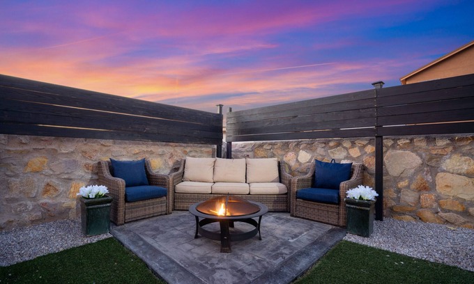 El Paso House | * New Spacious 4 BED 3bath Home W/Beautiful Yard/Fire Pit/Grill/Gym/PingPong*