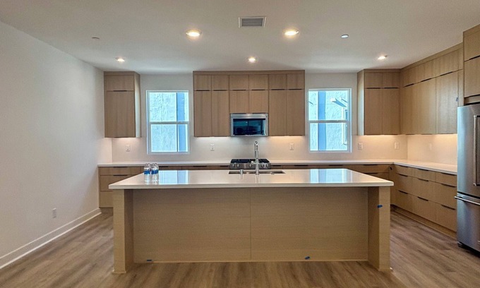Serra Mesa House | new spacious 4-bedroom townhome in lovely San Diego with WiFi, AC, fitness room