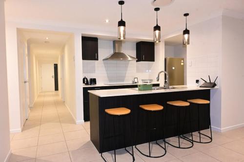 Loganholme House | New Spacious 4 Bedroom Retreat fully air conditioned in Loganholme