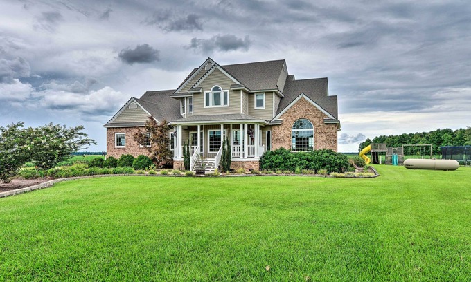 Columbia House | NEW! Spacious Family Getaway w/ Deck & Game Room!