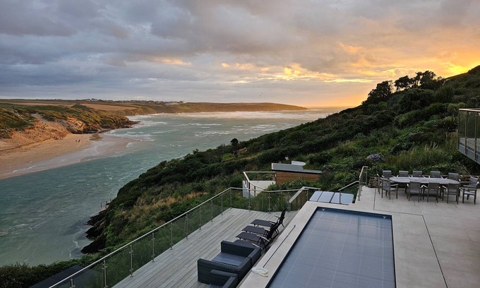 Newquay House | New Spectacular 7 bedroom house on south facing cliff overlooking beach and sea.