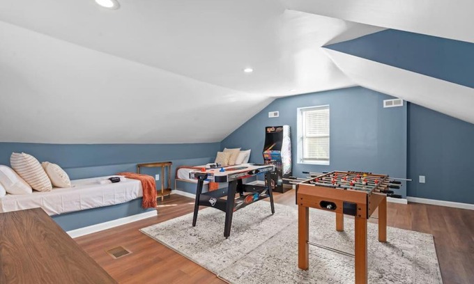 Pittsburgh House | NEW! Stunning 4bd, near stadium, hottub, Mini golf