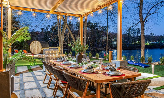 Skyland House | *New* | Stunning 5BR w/Hot Tub, Sauna, Firepit & Theater | 20 Mins to Asheville
