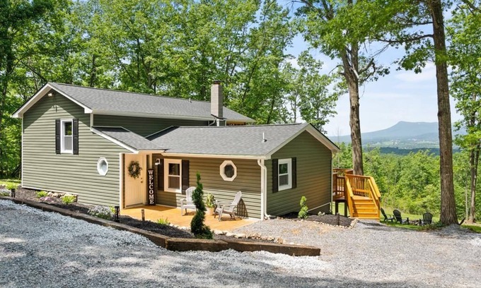 Elkton Cabin | NEW STUNNING VIEW OVERLOOK MASSANUTTEN with HOT TUB and Adjoin SHEN NATL PARK!