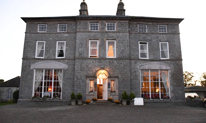North Tipperary House | NEW TO VRBO - 5 Star Unique Irish Country Manor House - Centrally Located