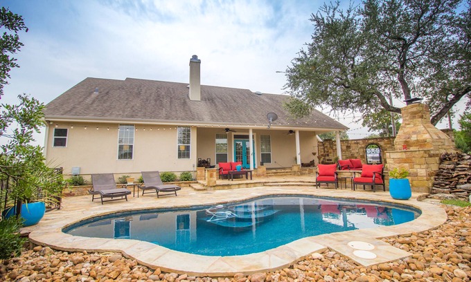 New Braunfels House | New! Town & Country Luxury Oasis near Gruene, TX - Private Pool