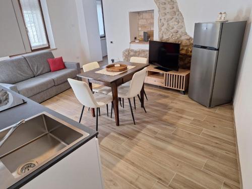 Castelnuovo del Garda Apartment | Newcastle house