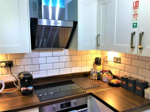 Thamesfield Apartment | Newly Refurb Period 1-Bed Apartment with Roof Terrace, 47 sqm-500 sqft, in Putney near River Thames