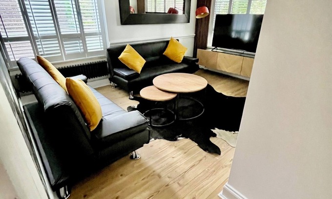 Clapham Apartment | Newly refurbished chic , attractive 3 bedroom flat with free parking