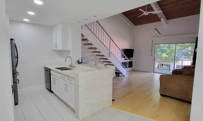 Encino Condo | Newly Remodeled 2 Bedroom Condo with Loft