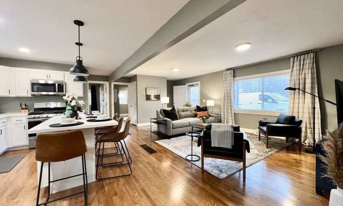Clay House | Newly Remodeled 2BR/1BA House