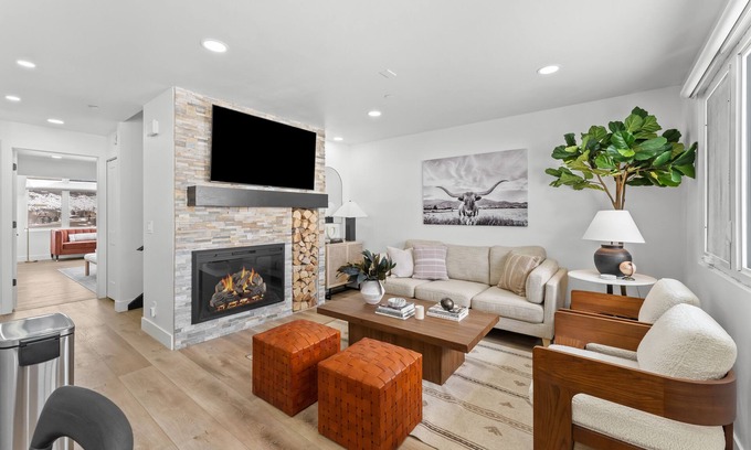 Gorgosa Condo | Newly remodeled, super location, views, walk to transit cen., chef's kitchen