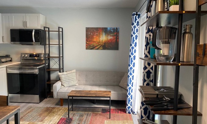 Leslieville Apartment | Newly Renovated 2-Bedroom Oasis