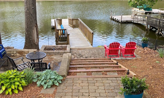 Southmont House | Newly Renovated 3BR, 2BA, pet friendly, with 3 kayaks, boat ramp nearby