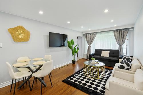Jane and Finch House | Newly Renovated 3BR North York Bungalow with Backyard Patio & Volleyball Set! Close to Rogers Stadium, TTC Subway Access, Perfect for Family Travel, Group Trips or Work Stays!