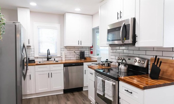 Independence House | Newly Renovated 3BR with Private Yard and Parking!