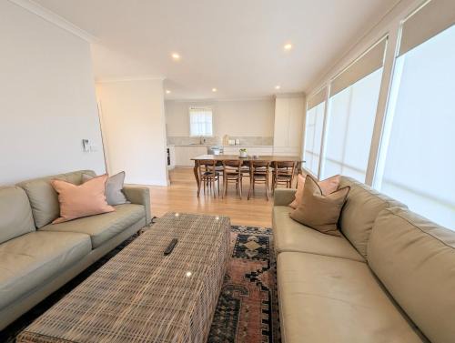 Mornington House | Newly renovated 4 mins from beach and main street