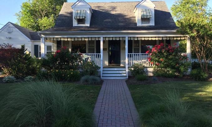 Spring Lake House | Newly Renovated Beach Cottage-4 Blocks to Beach, 5 Beach Badges & Outdoor Shower