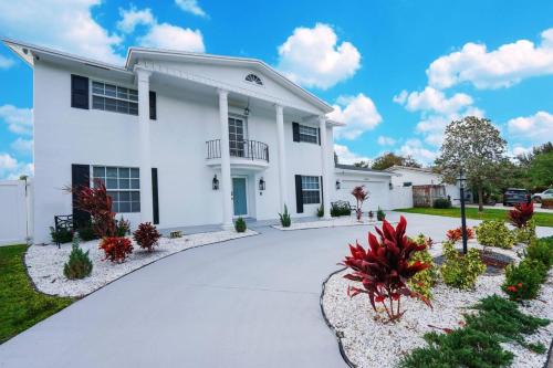 Survey Creek House | Newly Renovated Coconut Creek Home with Pool and Billiards