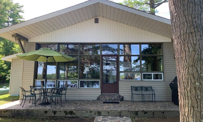 Honey Harbour Cottage | Newly renovated family cottage on Georgian Bay steps from Honey Harbourn