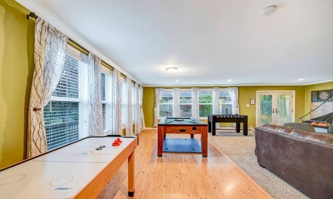 Mount Pocono House | Newly renovated, game room, skiing, sauna, water parks, golf.
