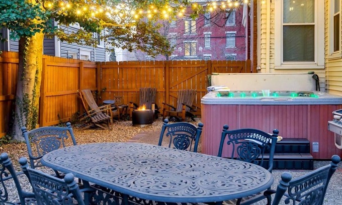 Bonnycastle House | Newly Renovated Home with King Bed, walk to restaurants, shops, and nightlife. Private Fenced Backyard, Hot Tub & Playground