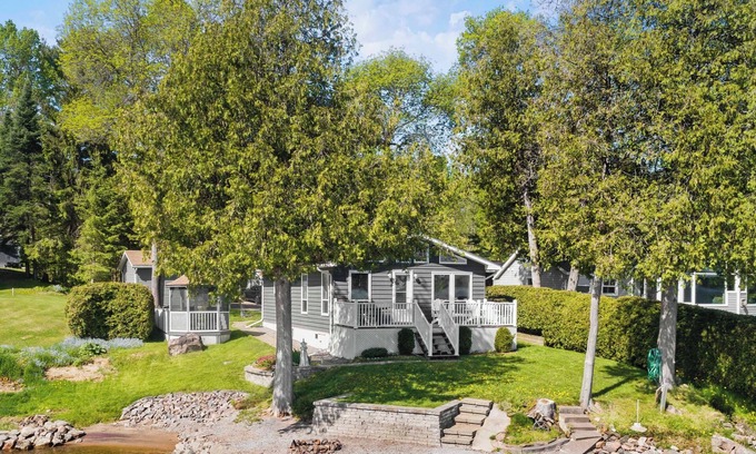 Petawawa Cottage | Newly renovated luxury cottage right on water with private beach