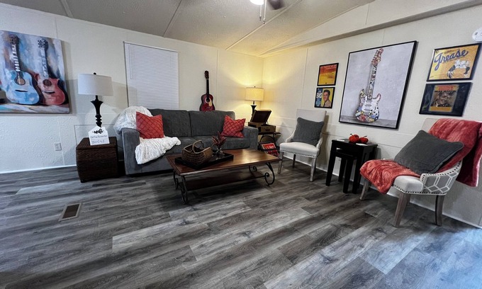 Lebanon House | Newly renovated, music-themed home! Pet-Friendly! Only 2 minutes from I-40!