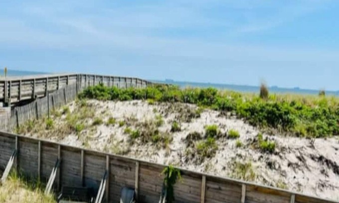 Alden Manor Apartment | Newly-Renovated One-Bedroom on the Beach