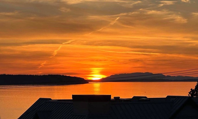Powell River Apartment | Newly Renovated. Spectacular ocean view with gourmet kitchen.