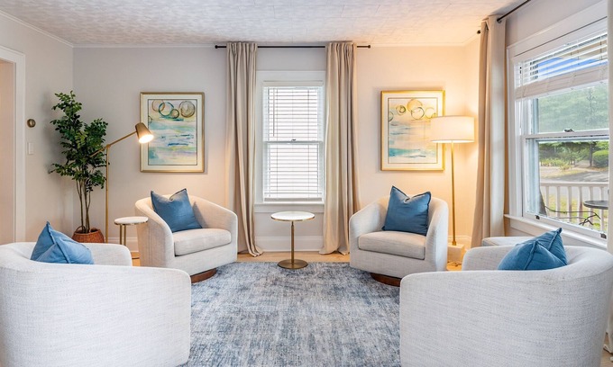 Geneva House | Newly Renovated | Sleeps 8 | Walk to Seneca Lake