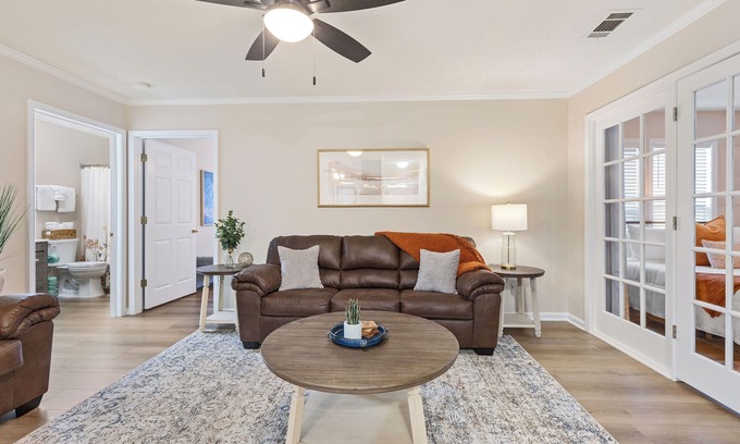 Vaught Condo | Newly Renovated Sunny Condo w/Pool, Gym & Free Parking