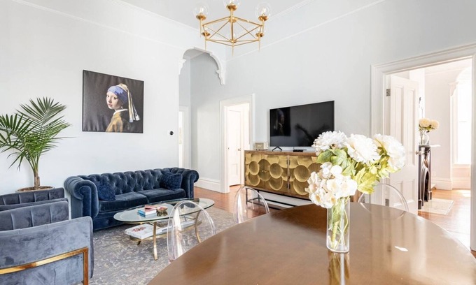 West Oakland House | Newly Renovated Victorian House 1 train stop to SF and Parking