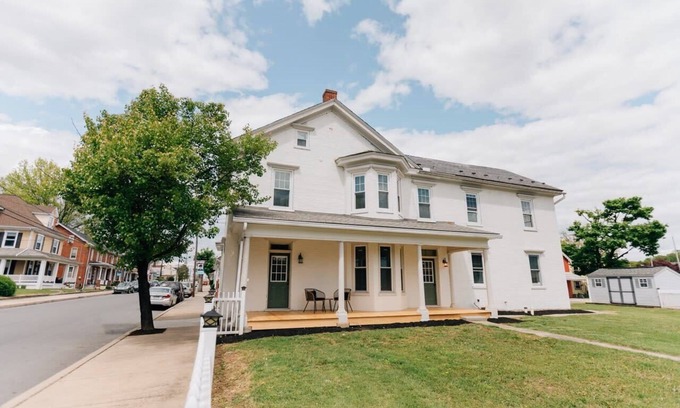 Mount Joy House | Newly Renovated, Vintage Inspired, Large 4 BR Home
