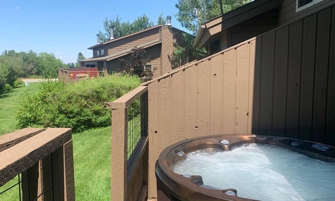 Red Lodge House | Next to club house, and less than 15 minutes to ski, Wi-Fi, dog friendly, & Hot Tub -Putter`s Inn