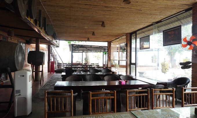Lien Son House | Nha Nghi Van Long Elephants