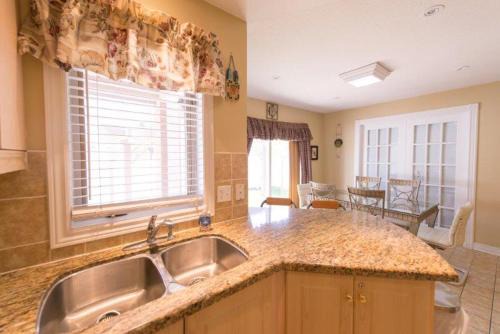 Glendale House | Niagara On The Green Escape