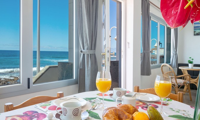 Galdar House | Nice and comfortable Casa Avenida del Agujero, right on the beach