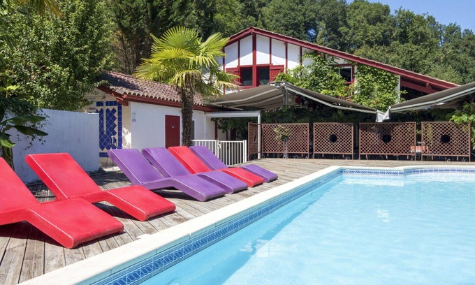 La Bastide-Clairence Apartment | Nice apartment for 8 guests with WIFI, pool, TV, terrace, pets allowed and parking