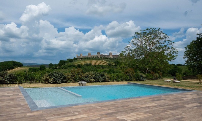 Monteriggioni Apartment | Nice apartment for 4 guests with pool, WIFI, A/C, TV, pets allowed and parking, close to Siena