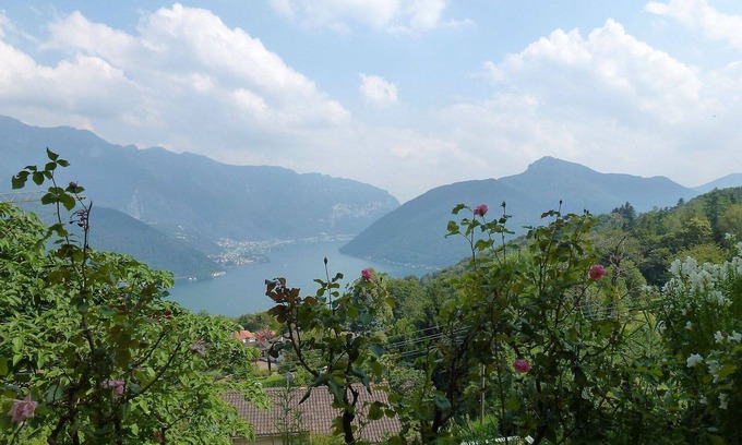 Carona Apartment | Nice apartment for 3 guests with WIFI, TV, patio, pets allowed, panoramic view and parking