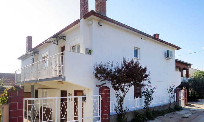 Diklo Apartment | Nice apartment for 4 people with WIFI, A/C, TV, balcony, pets allowed and parking